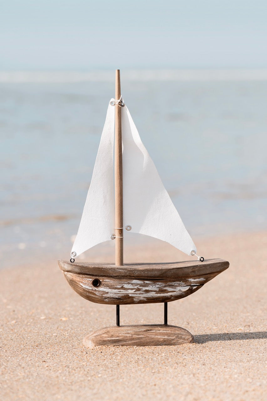 Schiff mit weißen Segeln und weissem Rumpf Nautico