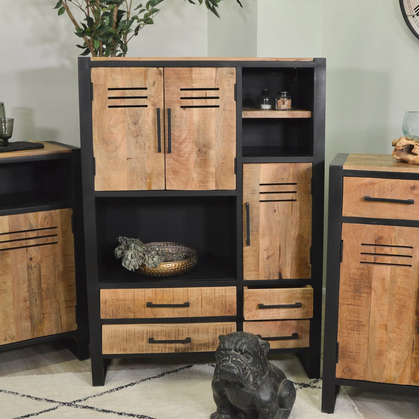 Schrank >Montana< aus Mangoholz & Metall