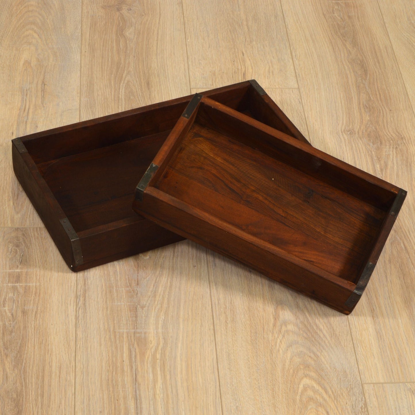 Kiste aus recycle Holz mit Metallbeschlägen