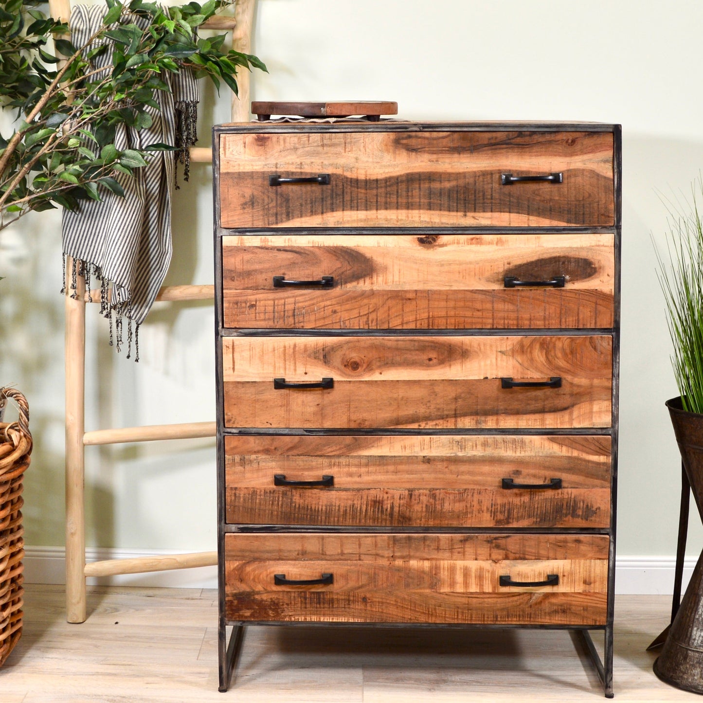 Kommode >Patan< mit 5 Schubladen - aus Metall & Mangoholz