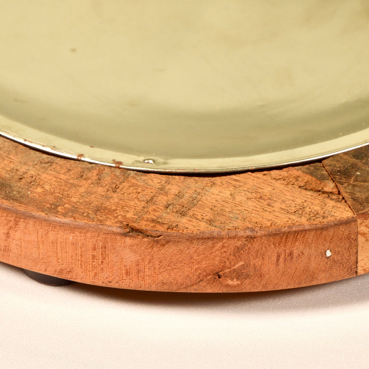 Schale aus Metall und Holz