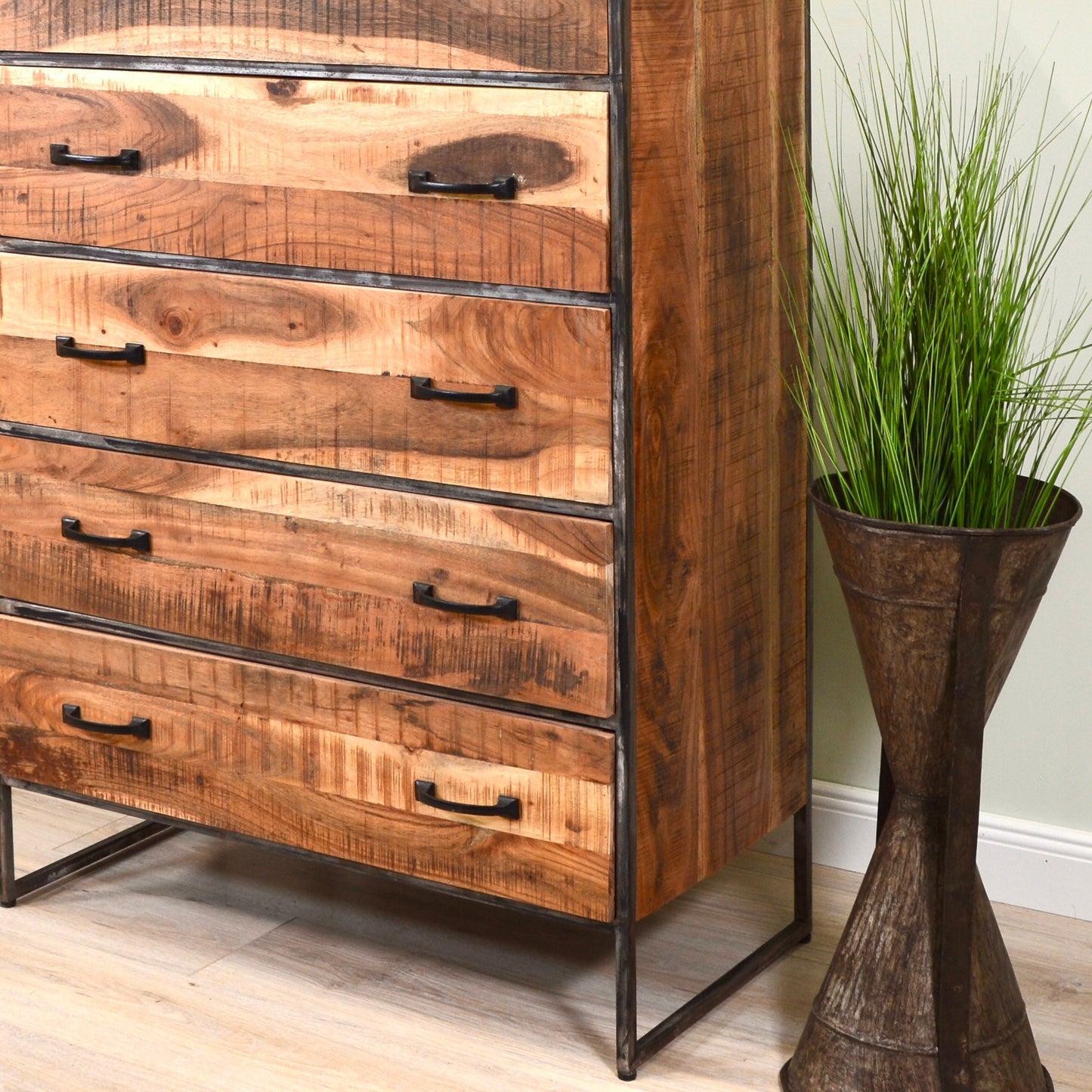 Kommode >Patan< mit 5 Schubladen - aus Metall & Mangoholz
