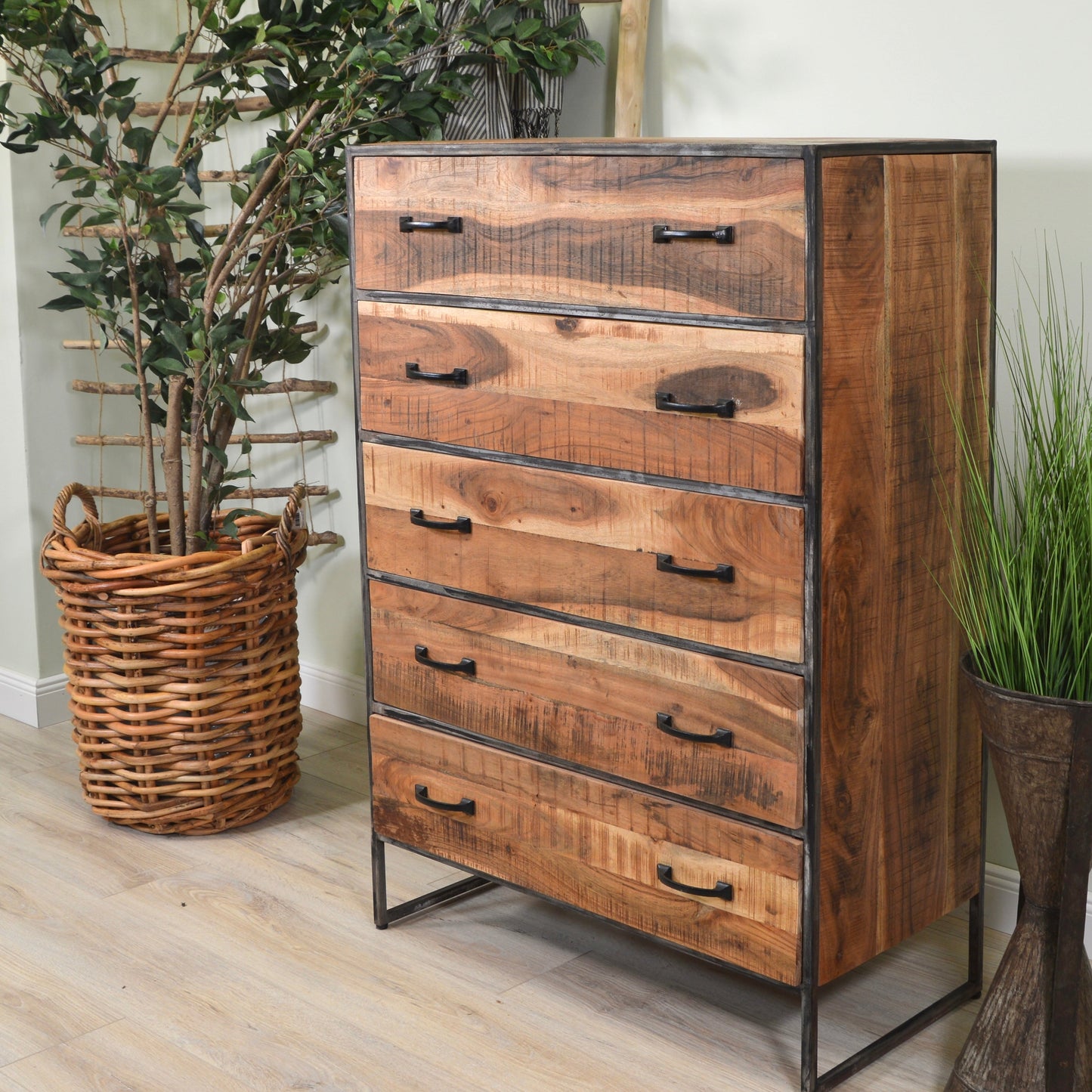 Kommode >Patan< mit 5 Schubladen - aus Metall & Mangoholz
