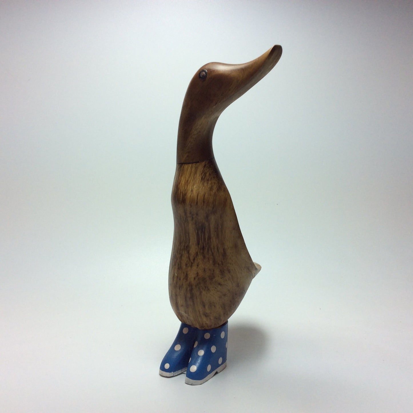 Ente mit Schuhen aus Bambuswurzel