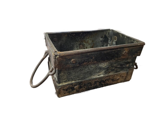 Kleine Kiste aus Metall mit Henkeln