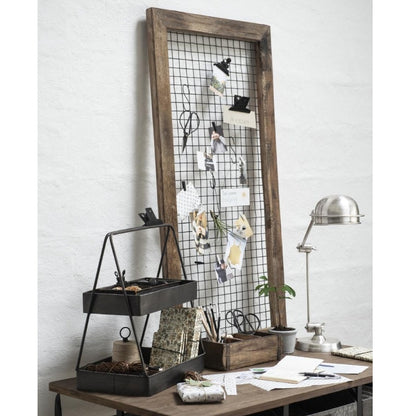 Holzrahmen mit Metallgitter