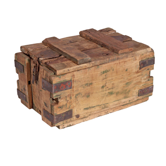 Antike Holzbox Kiste aus Indien mit Metallbeschlägen
